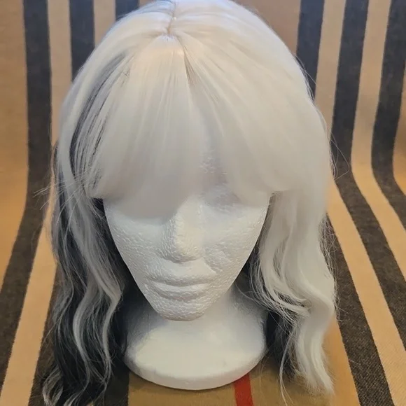 Cruella De VIL Black and White Hair Wig NWOT - Picture 7 of 7